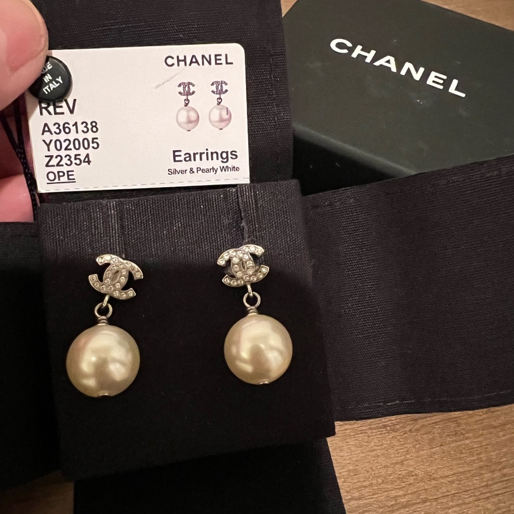 Pre-Owned Chanel Pearl Drop Earrings